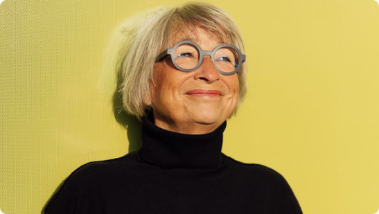 Portret van een vrouw tegen een gele achtergrond